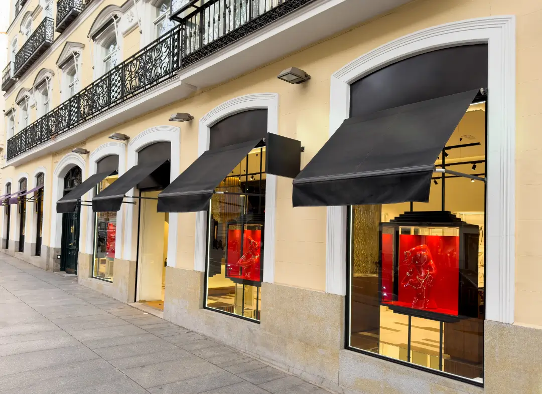 Façade vitrine de magasin en aluminium sur mesure à Châtelaillon-Plage